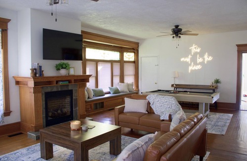 Melrose Park Apartment | 5BR Riverfront-PoolTable-Large Yard in Auburn near Emerson Park