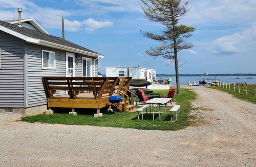Gladstone Cottage | #9 2bed 1bath LAKE MI Fishing Cabin WiFi AC Deck Firepit Kayak Paddle Boat Dock