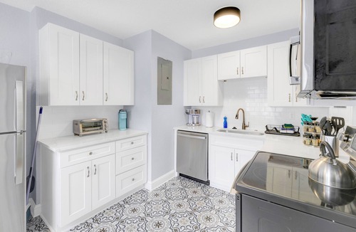 Southbank House | 917- San Marco Sky Cottage, Pets OK, Near Arenas & Hospitals