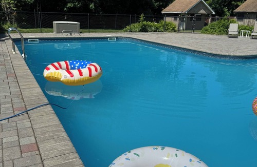 Port Jefferson Station Cottage | A Hidden Gem! Cozy Cottage with huge Pool & Garden! 8 guest - 4 bedrooms-2 baths