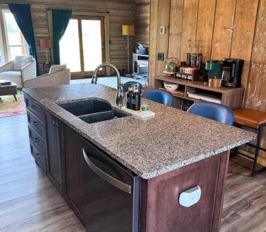 Shelbyville House | A Novel Stay 3 bed 2 bath log cabin in Shelbyville, IL