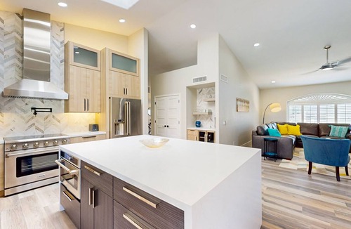 Paradise Park Vista House | A stately luxury house with pool nestled in a serene neighborhood