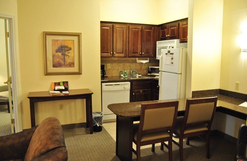 Okemos Apartment | Accessible Queen Suite w/Roll-In Shower