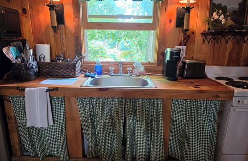 Scaly Mountain Cabin | Affordable charm on 3 private rolling acres