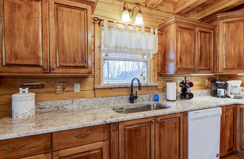 Black Mountain Cabin | AMAZING MOUNTAIN VIEWS/HOT TUB/FIREPLACE/GAME ROOM/CREEK/TRAILS