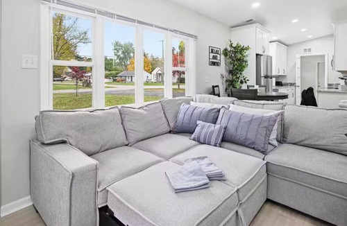 Commerce Township House | Amazing Oasis*Union Lake*Lakehouse*Hot Tub*5-Stars*Kayak*