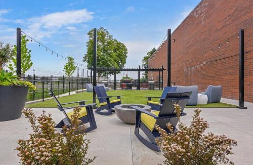 South Loop Apartment | Amenity Rich Spacious King Suite