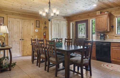 Branson Cedars Cabin | Authentic Log Cabin-HotTub, Loft, Near Big Cedar, Pet Friendly, Free Daily Attraction Tickets!