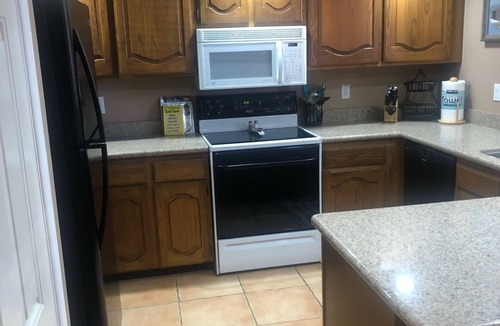 Paradise Valley Village Condo | Available Now! -Utilities Included-Prime Spot!Pools- Spas-shopping-restaurant’s