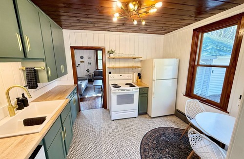 Baileys Harbor Cottage | Baileys Harbor - 4BR Fire Pit Coffee Bar - Sleeps 8