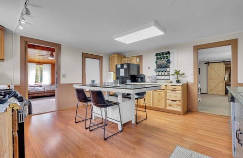 Slate Run House | Bald Eagle Lodge | Riverfront near Rail Trail Kayaks + Pickleball Court