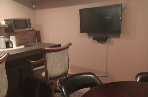 Lansing Apartment | Basement Apartment, Outdoor Hot Tub add on, infrared Sauna, Pool Table and more
