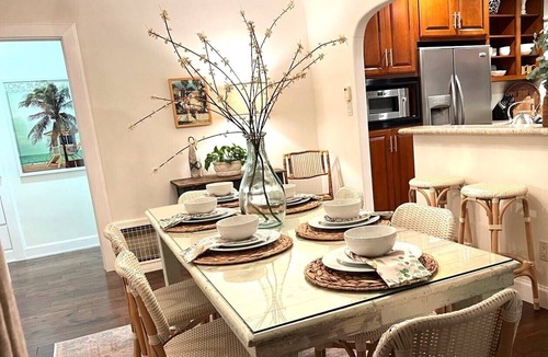 Belmont Shore House | Bay front beach home, steps to the sand, shopping & dining. Parking, AC - clean!
