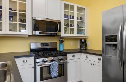 Northport House | Bayside Manor: Walk to Beach & Marina - Pets OK!