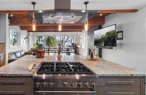 Northeast Bellevue House | Bayview Modern Luxury by the Lake