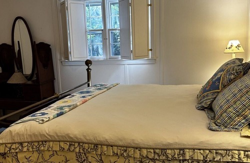 Mirror Lake Cottage | Bea's Hive 3BR/3 bath Charming Cottage- PERFECT for relaxation