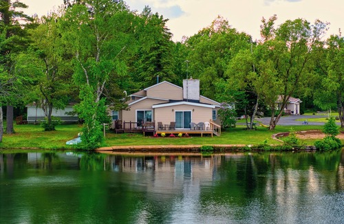 Rumely House | Beach, Aqua Park, Kayaks + SUPs, Playground, Campfires, Lawn Games! - Cottage 1