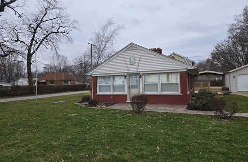 Woodland Beach House | Beachy family friendly 3-bedroom house in peaceful Monroe with Lake Erie views.