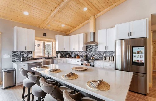 Big Bear House | Bearfoot Chalet. Smart Cabin. BBQ. EV Charger. Spa