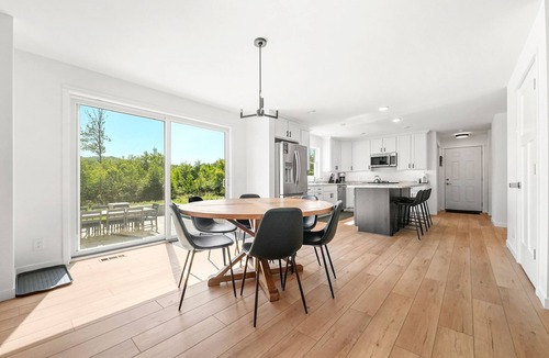Maple City House | Bears Den- Hot Tub and AC. Short walk to Glen Lake. 35min to Crystal Mountain