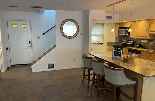 East Price Hill Condo | Beautiful 2 level city view condo Swimming pool minutes from downtown Cincinnati