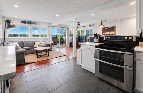 White Lake House | Beautiful 4-bedroom Lake Front Cottage with HOT TUB & rentable BOAT