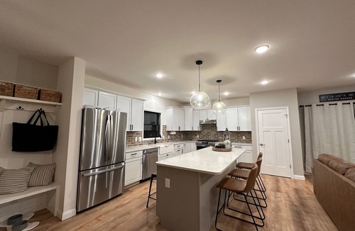 Sister Lakes House | Beautiful 5 star home overlooking Round Lake 6 bedrooms