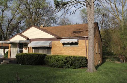 Oak Park Apartment | Beautiful, Cozy Stay in Oak Park, Queen Bedroom, Work Setup & Backyard Grill
