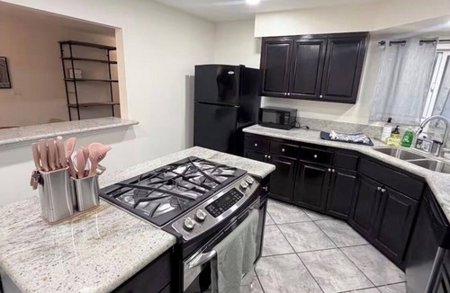 West Los Angeles House | Beautiful home 5 min walk to SantaMonica metro! And huge backyard!