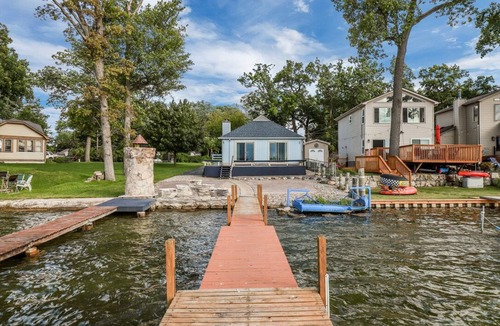 Commerce Township House | Beautiful lakefront with hot-tub 2bedroom +WiFi on all sports Cooley lake