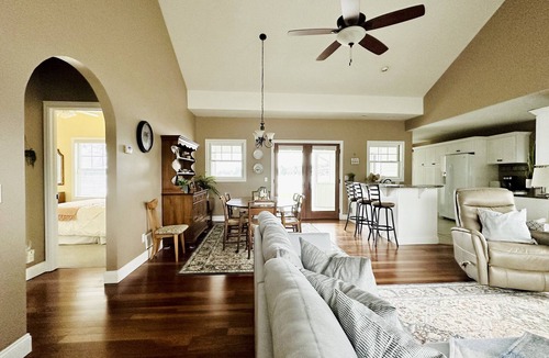 Conway House | Beautiful Lakefront Home- Crooked Lk-Petoskey/Harbor Springs/Nubs- boat/bike/ski