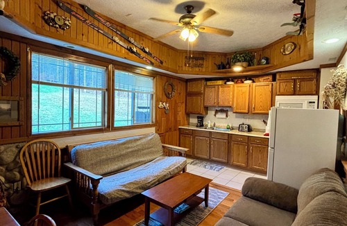 Great Valley Ski Chalet | Beautiful Rustic 4 bdr Chalet Made For Big Groups and Life Long Memories!