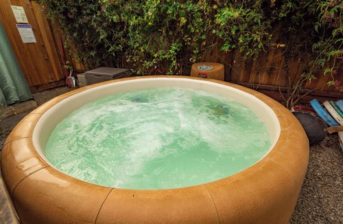 Fairview Park House | Berkeley Retreat w/Chef’s Kitchen & Hot Tub