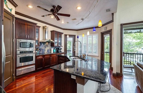 Weeki Wachee Gardens House | Bigfoot Bungalow -Enjoy being directly on clear waters of the Weeki Wachee River