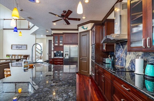 Weeki Wachee Gardens House | Bigfoot Bungalow -Enjoy being directly on clear waters of the Weeki Wachee River