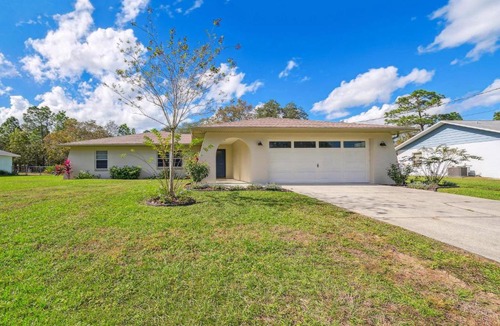 Lecanto House | Bikes, Yard & Fire Pit at Upscale Lecanto Home!