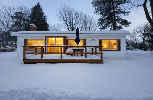 Castile Cottage | Bluebird Cottage on Silver Lake near Letchworth State Park Entrance