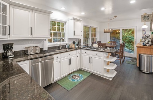 Bolton Landing House | Bolton Beach House|8 beds|Hot Tub|Lake Access|Pet Friendly|