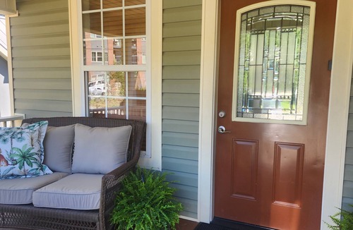 Northside House | Book it, and see why our guests love us! Private yard for your pet with pet fee