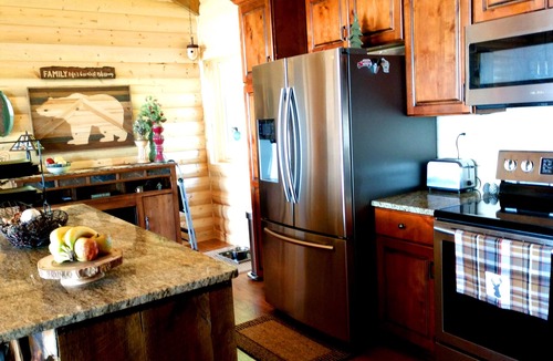 Luck Cabin | BOOKING END AUG+LBR DAY-Northwds Upscale Charmng Lakefrt Bone Lk-4 Bedrm-Game Rm