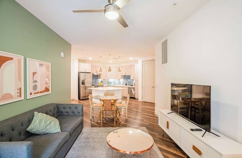 Downtown Phoenix Apartment | Boulevard Stays Modern Roosevelt Row Suite 2BR Pool, Gym 6