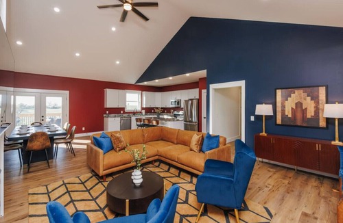 Lawrenceburg House | Bourbon Trailhead - 4 Kings Game Room Hot Tub