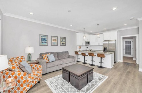 Lakewood House | BRAND NEW LISTING DISCOUNT - The Crow's Nest at Turtle Bay Marina