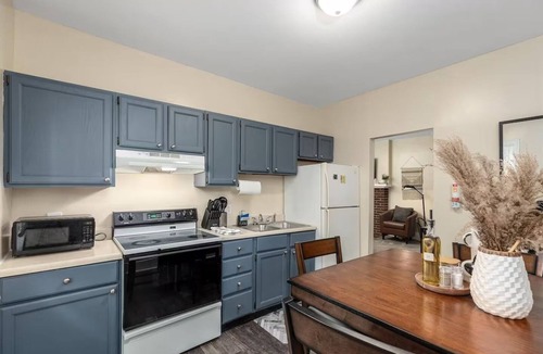 Ypsilanti Apartment | Bright And Newly Remodeled Apartment Near Emu 1 2 Bedroom Apts