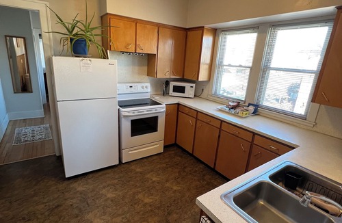 Vine Apartment | Bright, charming 2 bedroomdrm apartment. in downtown home in Kalamazoo