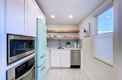 Bradenton Beach Condo | Bright Coastal Unit Steps From Beach/Walk 2 Bridge