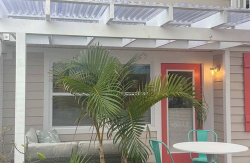 Bradenton Beach Condo | Bright Coastal Unit Steps From Beach/Walk 2 Bridge