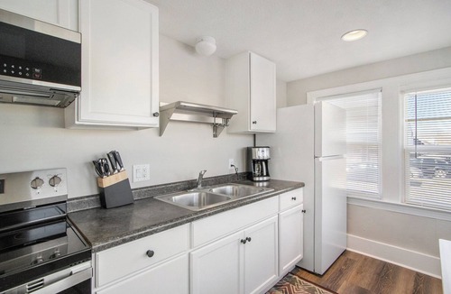 Kalamazoo Apartment | Bright & Cozy Retreat Private Entrance, Pets Welcome, Near Downtown Kalamazoo!