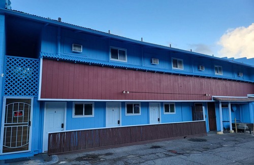Wailuku Apartment | Budget Downtown Studio C w/European Twin Bunk Beds, AC, WIFI & free Streamers!