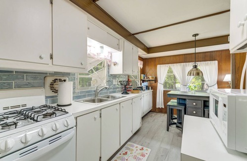 Bushnell Cottage | Bushnell Riverside Retreat w/Hot Tub & Game Shed